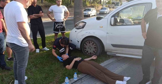 Direksiyon hakimiyetini kaybeden sürücü palmiyeye çarptı