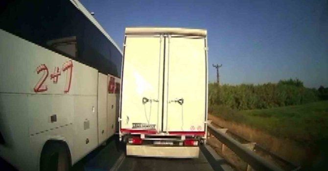 Antalya’da kural tanımayan sürücüler ambulansa geçit vermedi