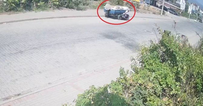 Tekne yüklü römorka çarpan motosikletli kaskı sayesinde hayatta kaldı