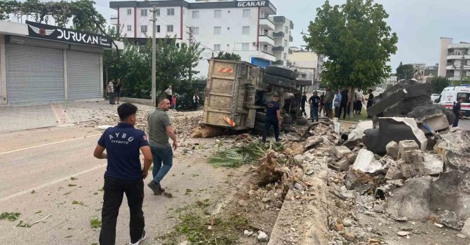 Bulvarda refüje çarpan kamyon devrildi, sürücü yaralandı