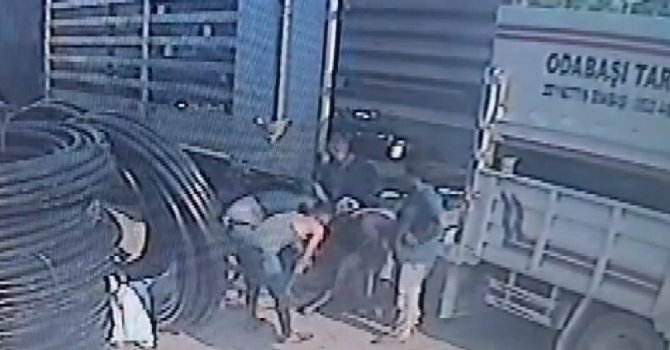 Geri manevra yapan kamyon ile tırın arasında sıkıştı