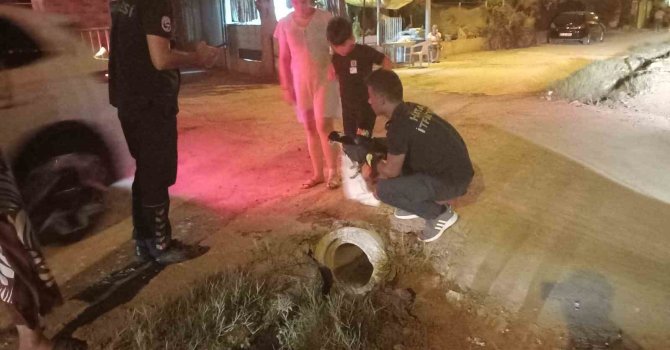 Kanalizasyon borusuna sıkışan yavru köpeği itfaiye kurtardı