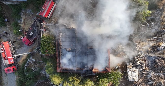 Banyo sobasından çıkan yangın evi küle çevirdi