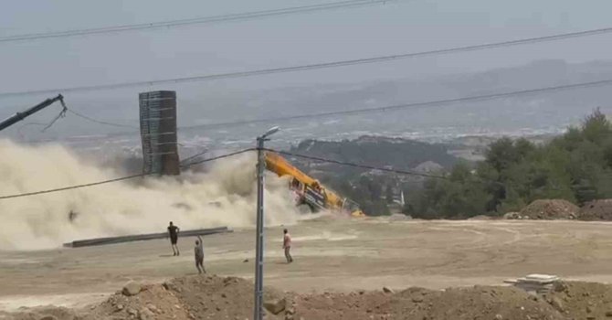 Freni patlayan vinç iki aracı biçerek uçuruma yuvarlandı: 2 ağır yaralı