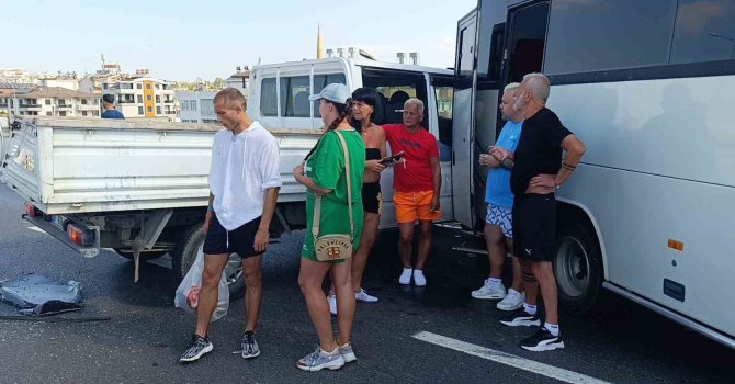 Kamyonetten düşen malzemeleri toplamak isterken zincirleme kazaya sebep oldu:1 yaralı