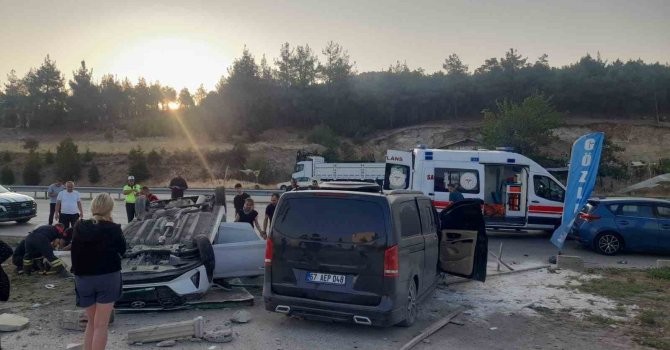 Midibüs ile çarpışan otomobil takla attı: 6 yaralı