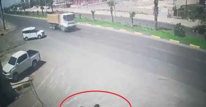 Motosikletli saldırgan iş yerine kurşun yağdırıp kaçtı: O anlar kamerada