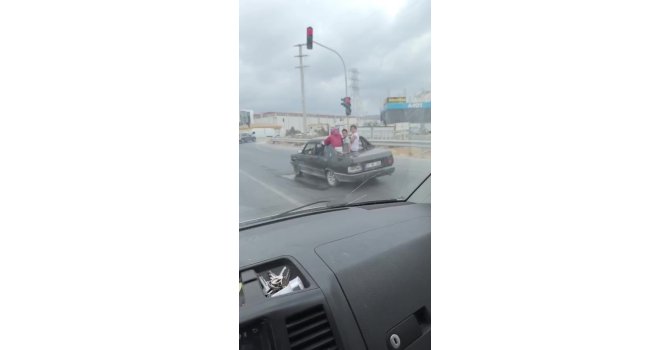 Çocukların, arka camı olmayan TOFAŞ’tan dışarı çıkarak yaptıkları ölümüne yolculuk kamerada