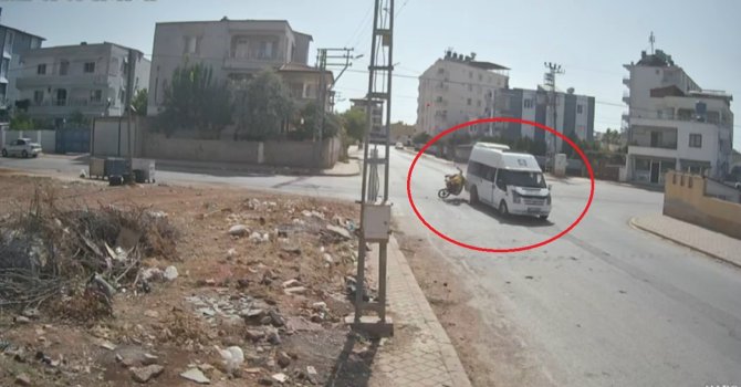 Motosiklet, minibüse ok gibi saplandı