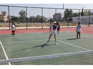 Büyükşehir Belediyesi Döşemealtı’nda yeni tenis kursu açtı