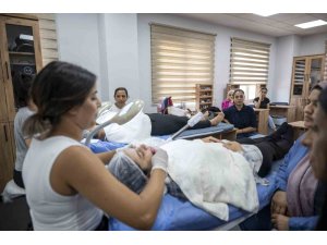 Mersin’de kadınlar cilt bakımı kursuyla meslek sahibi oluyor