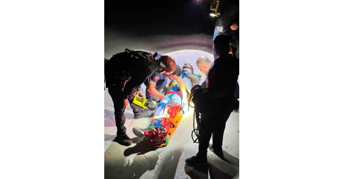 Baraj kenarında alkol alırken 4 metre yükseklikten düştü, ayağı kırılınca AFAD kurtardı