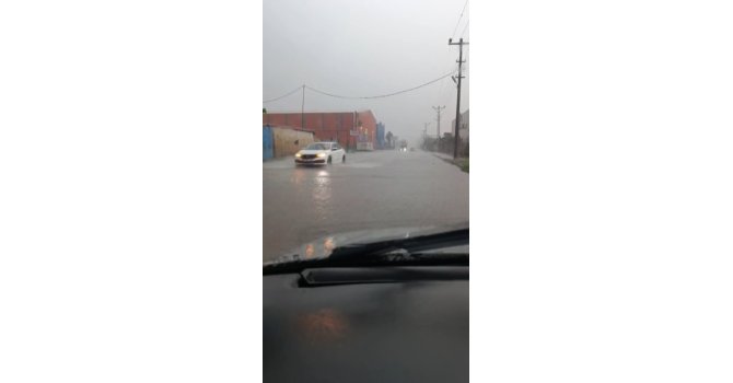 Kuraklığın etkisini hissettirdiği Hatay’da etkili olan sağanak yağmur yolları göle çevirdi