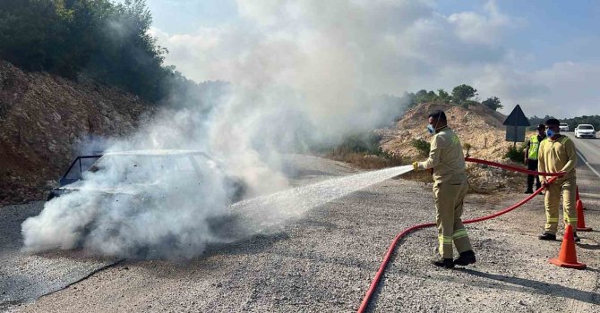 Otomobil alev alev yandı, orman ekipleri söndürdü