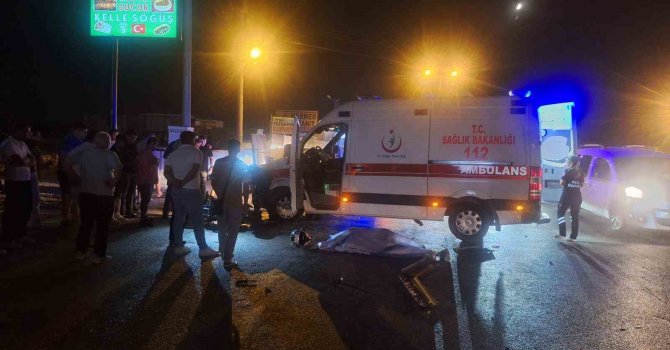 Otomobille çarpışan motosikletin genç sürücüsü hayatını kaybetti