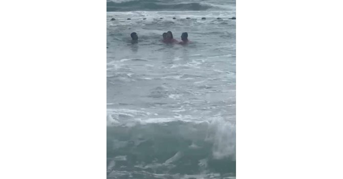 Boğulma tehlikesi yaşayan 2 kız çocuğunun kurtarılma anları kamerada