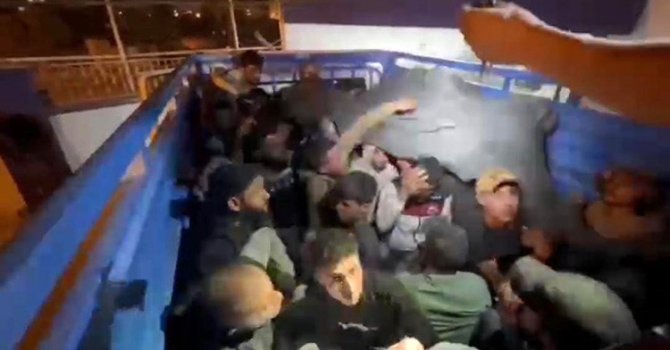 42 göçmen üzeri fileyle kapatılan kamyonet kasasında yakalandı