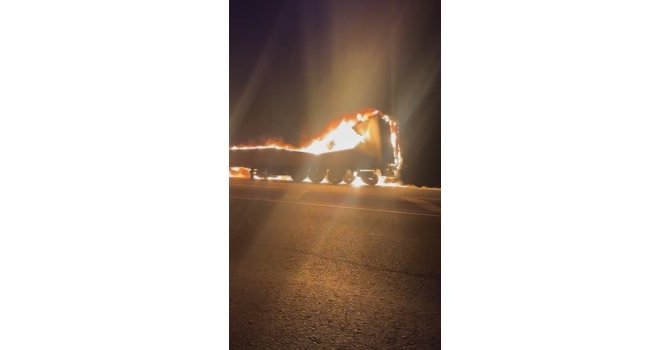 Alevlere teslim olan tır yanarak kullanılamaz hale geldi