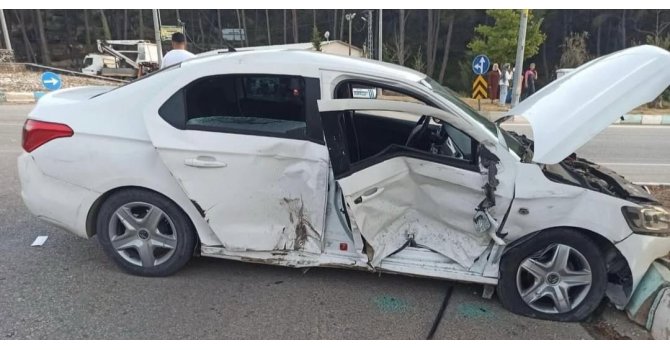 Ambulansla, otomobil çarpıştı: 5 yaralı