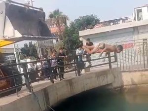 İş makinesi çocuklar için tramplen oldu