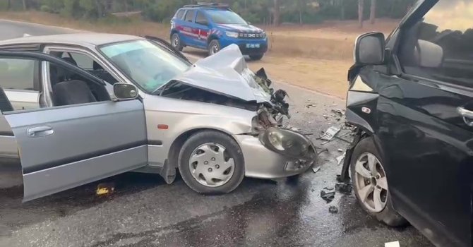 Manavgat’ta otomobil ile ticari araç çarpıştı: 3 yaralı