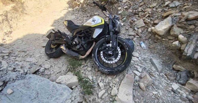 Şarampole yuvarlanan motosikletin sürücüsü yaralandı