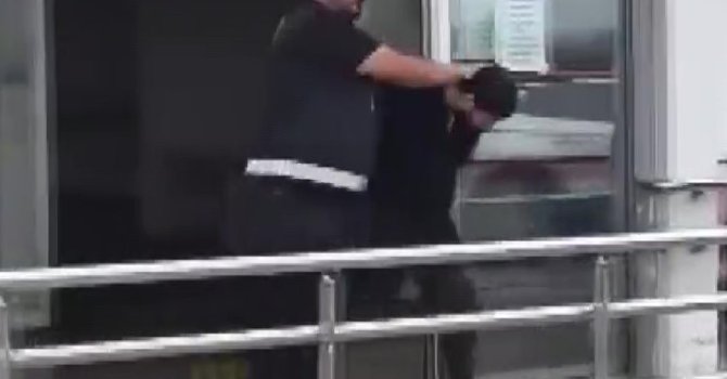 Adana sıcağında montla trafiğe çıkınca polise yakalandı