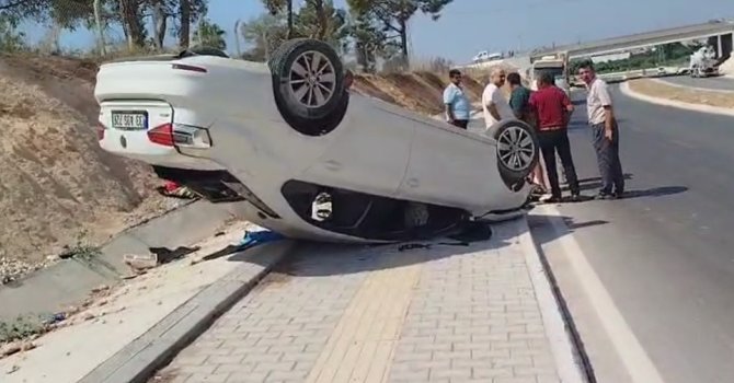 Otomobil ters döndü: 4 yaralı