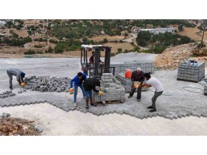 Tarsus’ta mahallelerin yolları kilit parkeyle yenileniyor