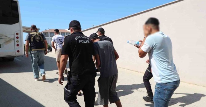 Antalya’da eş zamanlı düzenlenen operasyonda 80 aranan şahıs yakalandı
