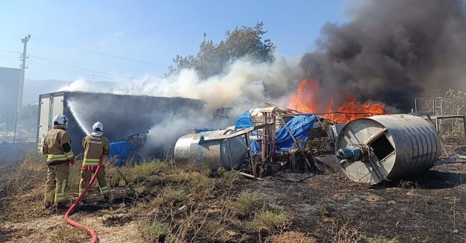 Antakya’da malzeme sahasında çıkan yangın büyümeden söndürüldü