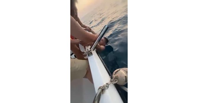 Alanya’da denize açılıp boğulma tehlikesi geçiren Ukraynalı turisti tekneciler kurtardı