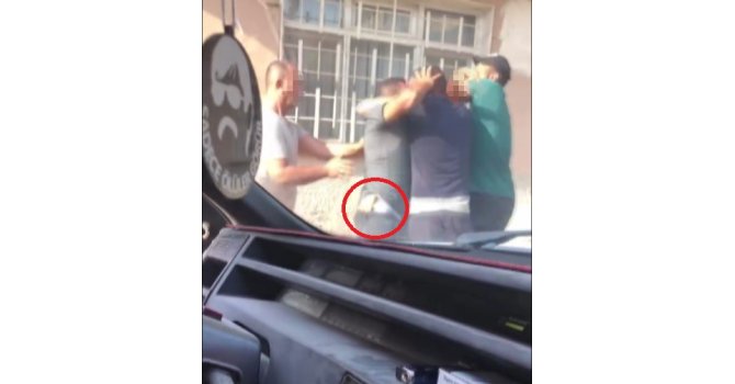 Belindeki bıçakla tekmeli yumruklu kavgaya girdi, sokak boks ringine döndü