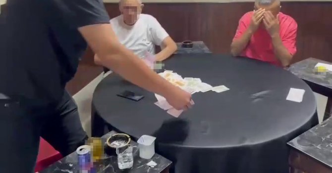 Kumar masasında yakalanan şahıs, ’kameraya çekme’ diyerek tepki gösterdi