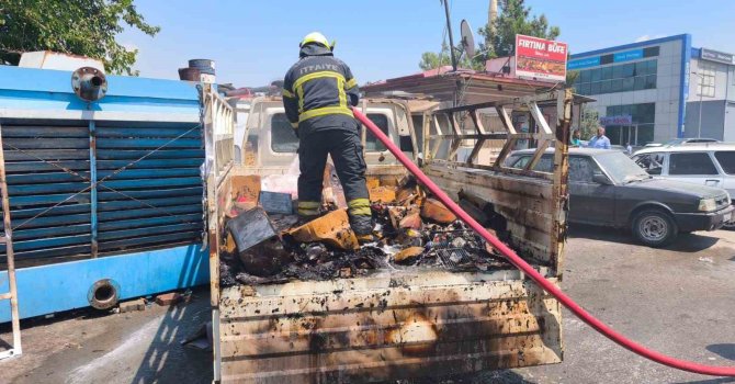 Kamyonetin kasasında çıkan yangın söndürüldü