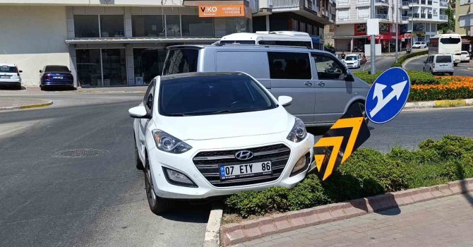 Kavşak sisteminde otomobiller çarpıştı