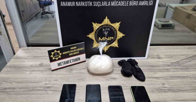 Uyuşturucu ele geçirilen araçtaki biri eski avukat 3 şüpheli tutuklandı