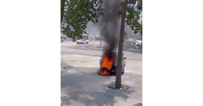 Yanan otomobilin imdadına beton mikseri yetişti
