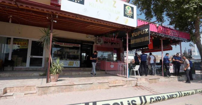 Elinde bıçakla girdiği kuyumcudan 18 adet bileziği alarak kaçtı