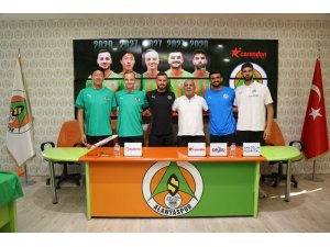 Alanyaspor, sözleşmesini uzattığı oyuncular için imza töreni düzenledi