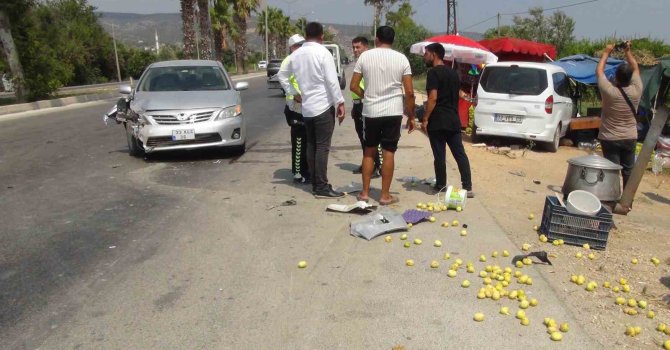 Yol kenarında duran otomobile çarpan aracın sürücüsü kaçtı