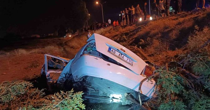 Tarlaya uçan otomobil hurdaya döndü: 1 ölü, 1 yaralı