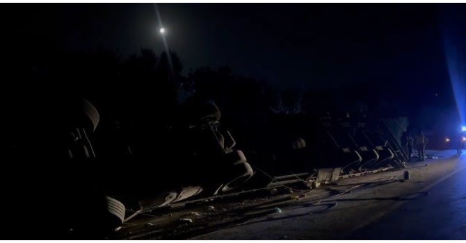 Kırıkhan’da devrilen tırın sürücüsü yaralandı