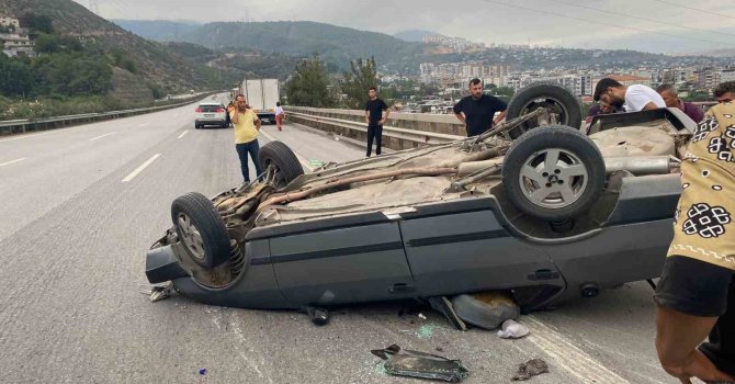Hatay’da otomobil takla attı: 4 yaralı