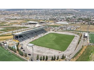Kahramanmaraş’ta 4 bin kişilik futbol sahası hızla yapılıyor
