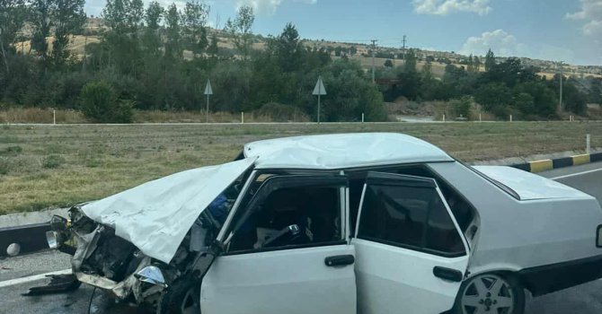 Isparta’da kavşakta 2 otomobil çarpıştı: 2’si çocuk 7 yaralı