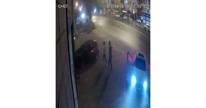 Antalya’da alkollü sürücü önce ağaca, sonra iş yerinin camına çarptı