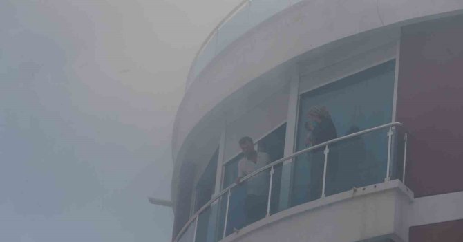 Yangın çıkan binada mahsur kaldıkları balkonda kurtarılmayı beklediler