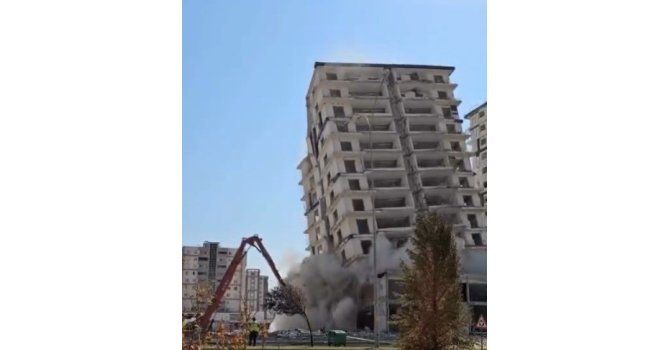 Kahramanmaraş’ta hasarlı bina böyle yıkıldı