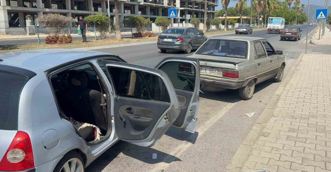 Antalya’da 3 otomobilin karıştığı zincirleme kazada 2 kişi yaralandı